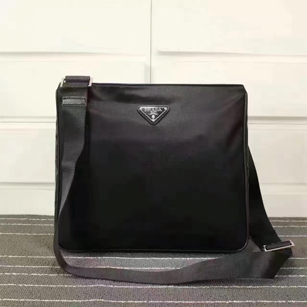 プラダバッグ側面デザイン